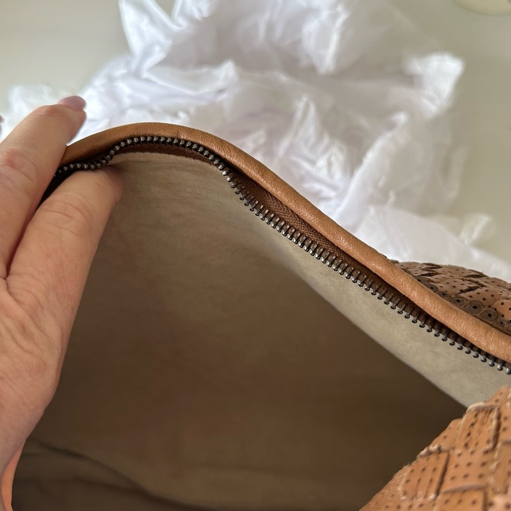 AUTHENTICATED TAGS ATTACHED BOTTEGA VENETA HOBO BAG INTRECCIATO  RETAIL $2110 - Picture 9 of 15